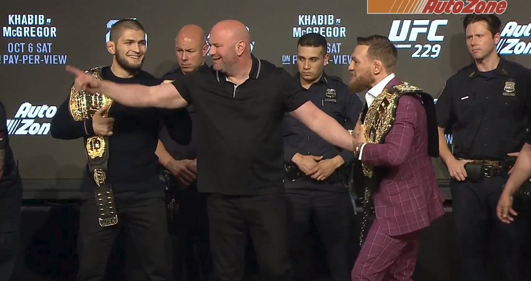 Conor McGregor na tiskové konferenci k zápasu s Khabibem Nurmagomedovem