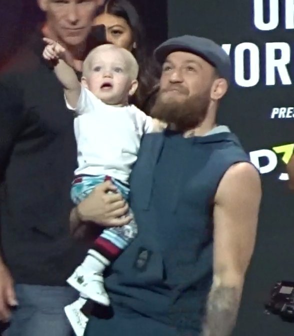 Conor McGregor si po tiskové konferenci vzal do náručí i svého synka