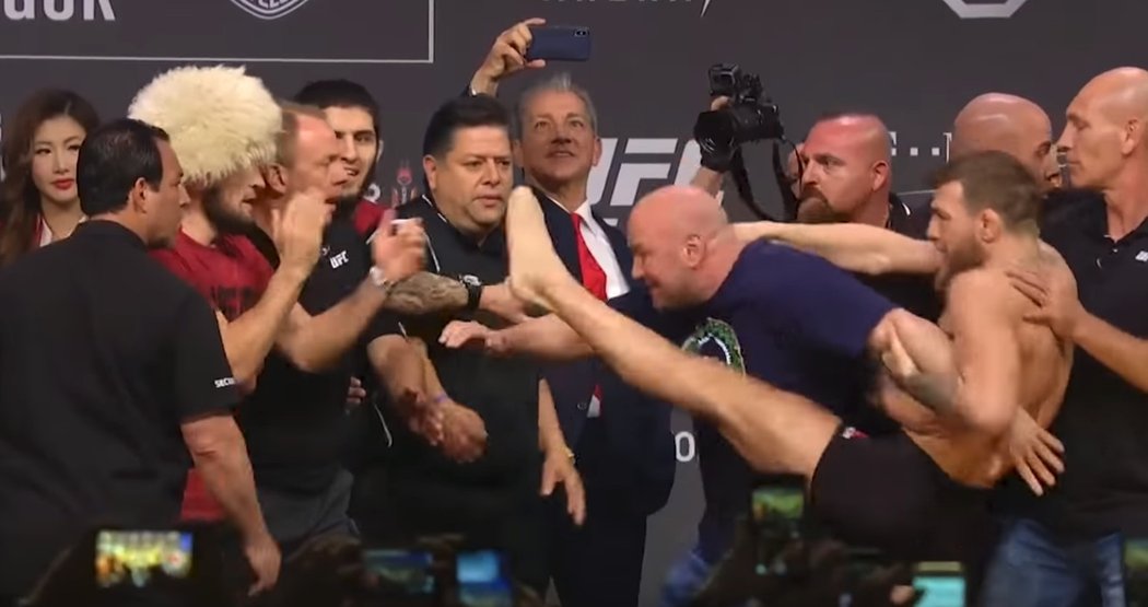 McGregor se po vážení pokusil nakopnout soupeře.