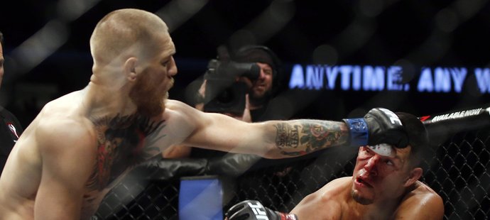 Rozhodčí nakonec těsně určili, že Conor McGregor byl během duelu aktivnější