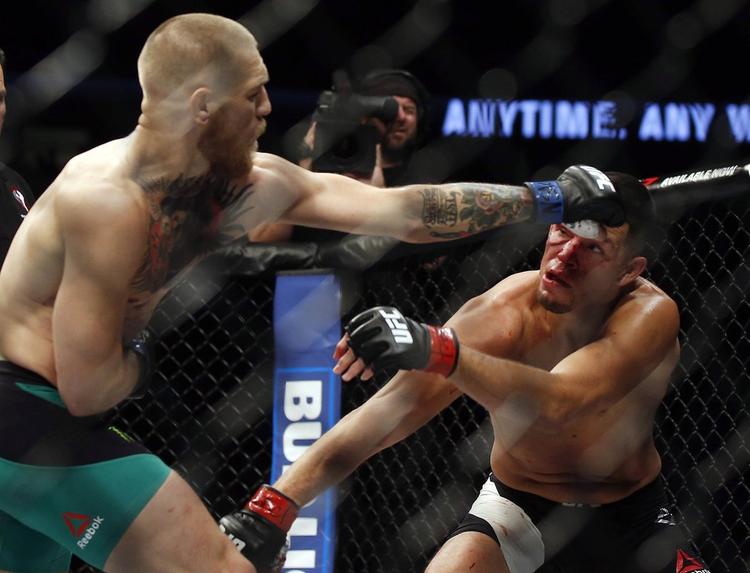 Rozhodčí nakonec těsně určili, že Conor McGregor byl během duelu aktivnější