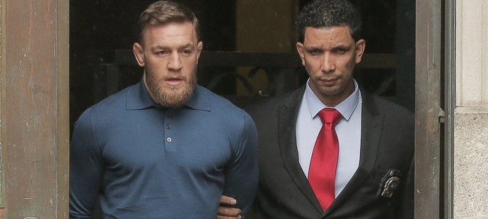Spoutaný Conor McGregor na cestě ze soudní síně