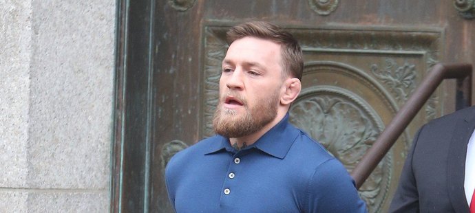 Spoutaný Conor McGregor na cestě ze soudní síně