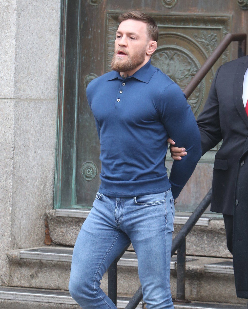 Spoutaný Conor McGregor na cestě ze soudní síně