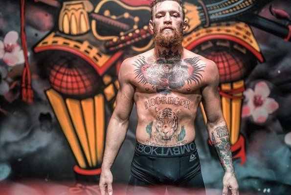 Conor McGregor se chystá vybojovat titul šampiona lehké váhy zpět.