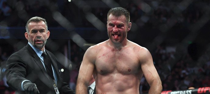 Vítězný Stipe Miocic, který Daniela Cormiera ukončil TKO ve čtvrtém z pěti vypsaných kol