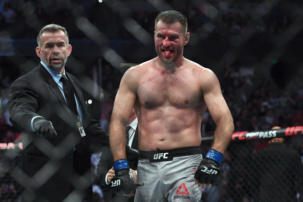 Vítězný Stipe Miocic, který Daniela Cormiera ukončil TKO ve čtvrtém z pěti vypsaných kol