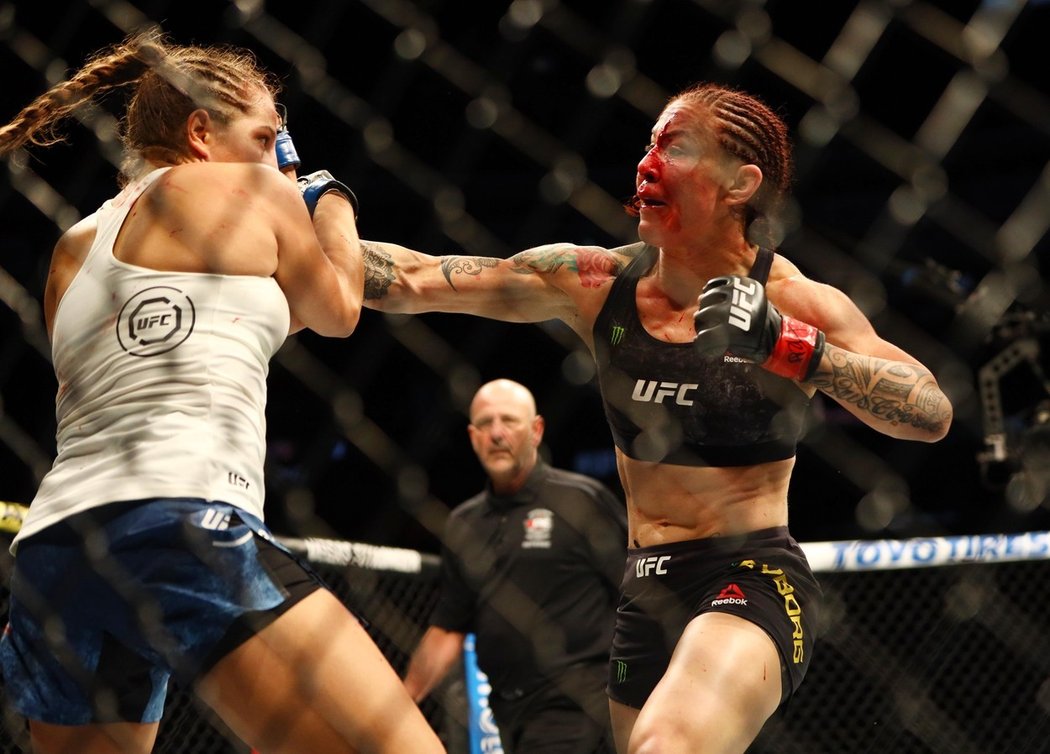 Cris Cyborg v zápase proti Felicii Spencerové