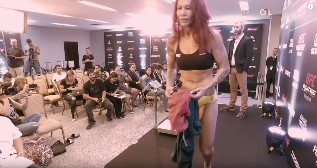 Cris Cyborg po jednom z vážení... Tohle zvládla...