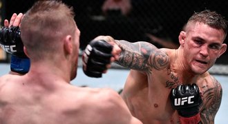 UFC: Perry zvítězil i bez trenérů. Hlavní zápas nabídl neuvěřitelnou bitvu