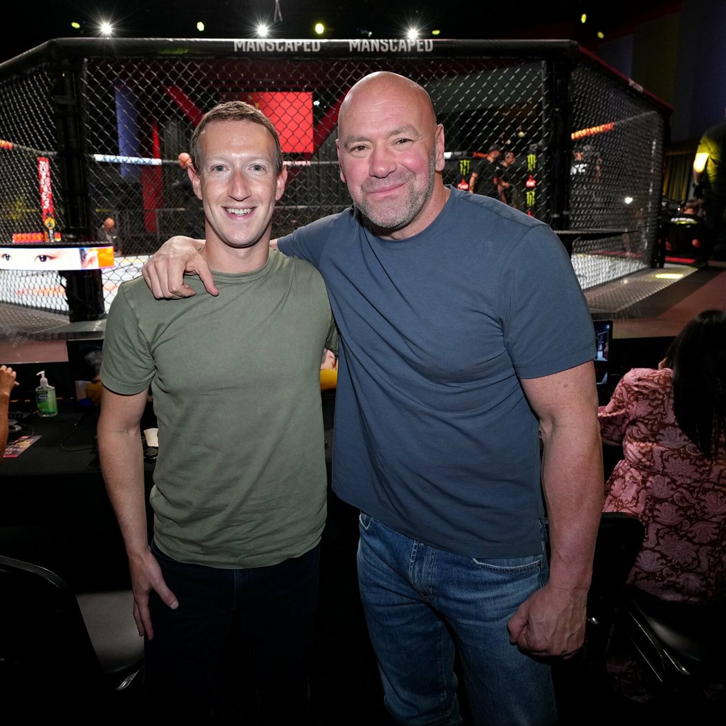 Prezident organizace UFC Dana White (vpravo) odmítl, že by si Mark Zuckerberg při víkendovém turnaji pronajímal halu