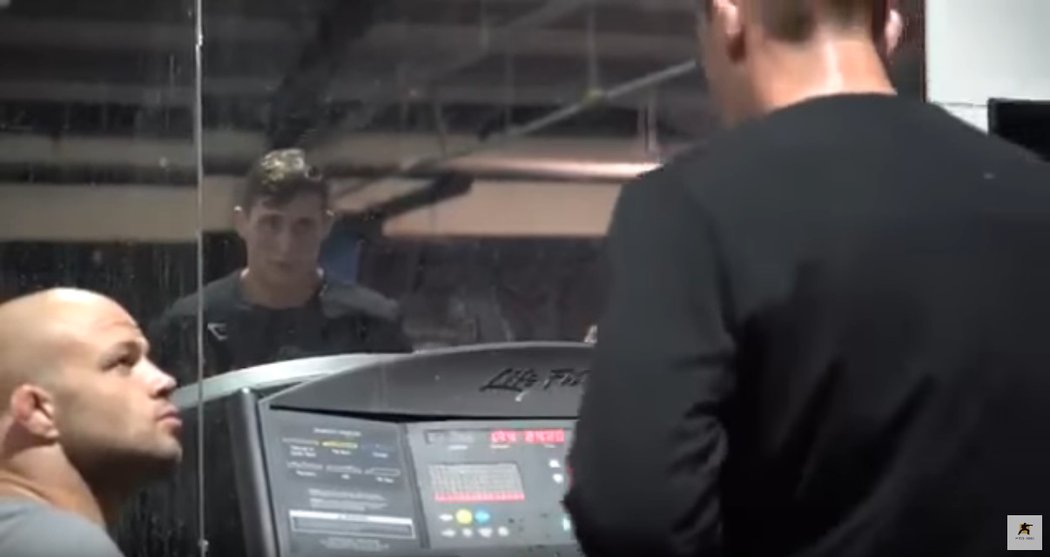 Darren Till na běžeckém pásu ještě poměrně při síle