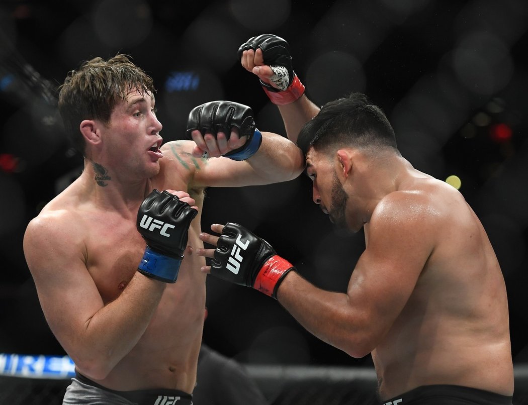 Darren Till (vlevo) se brání v zápase s Jorge Masvidalem