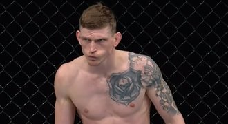 Dvořák zvládl premiéru v UFC! V dramatu se Silvou vyhrál na body