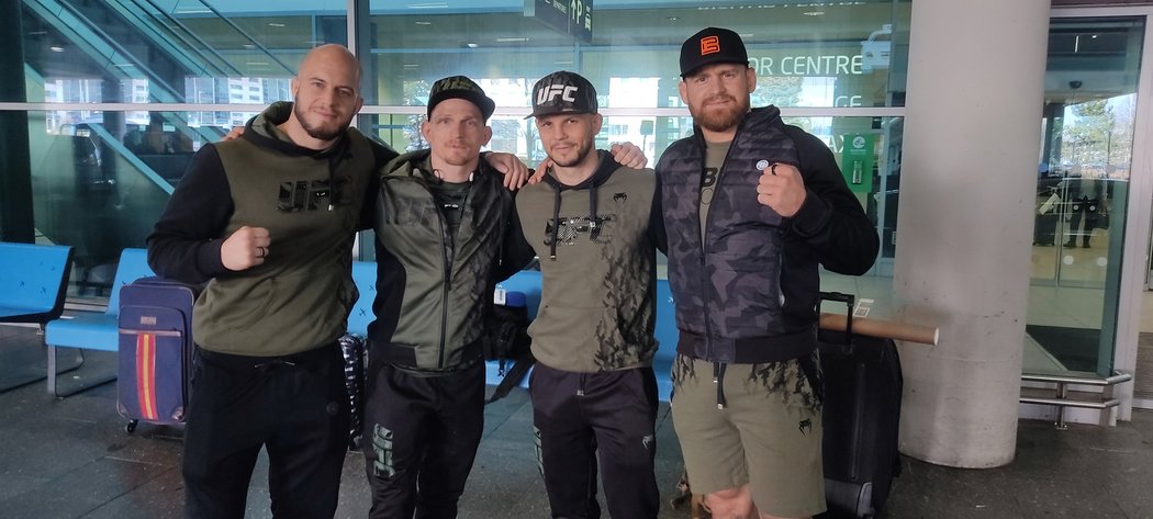 Jan Stach, David Dvořák, Jan Maršálek a Patrik Kincl po návratu z turnaje UFC, kde druhý jmenovaný prohrál s Brazilcem Matheusem Nicolauem.