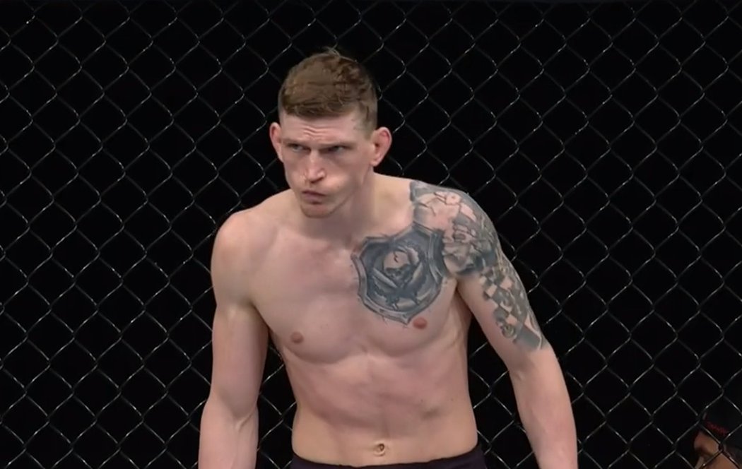 David Dvořák při premiérovém zápase v UFC