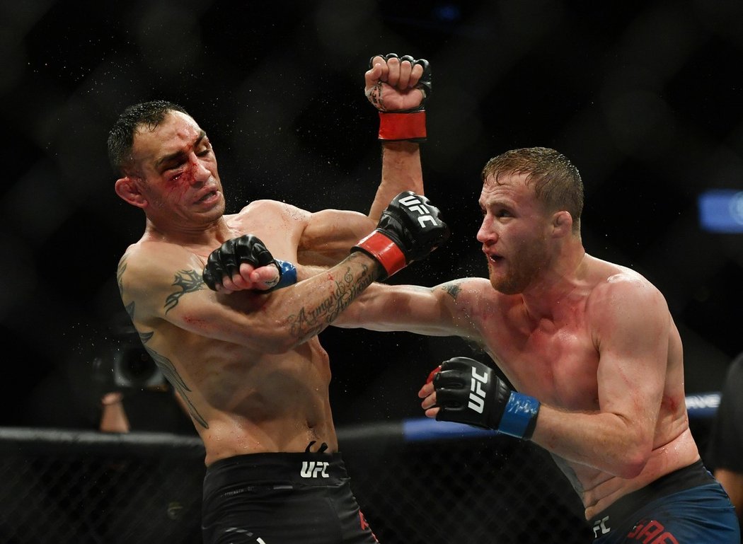 V hlavním zápase UFC 249 Justin Gaethje porazil Tony Fergusona díky technickému KO v posledním pátém kole.