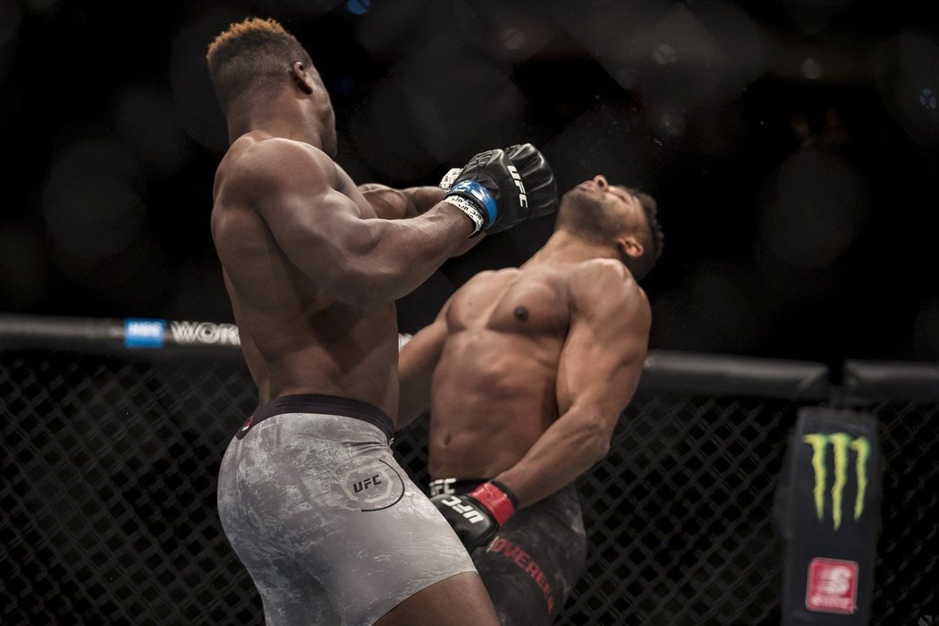 Francis Ngannou jde za svým snem. Uspal Overeema v prvním kole, teď chce zápas o titul