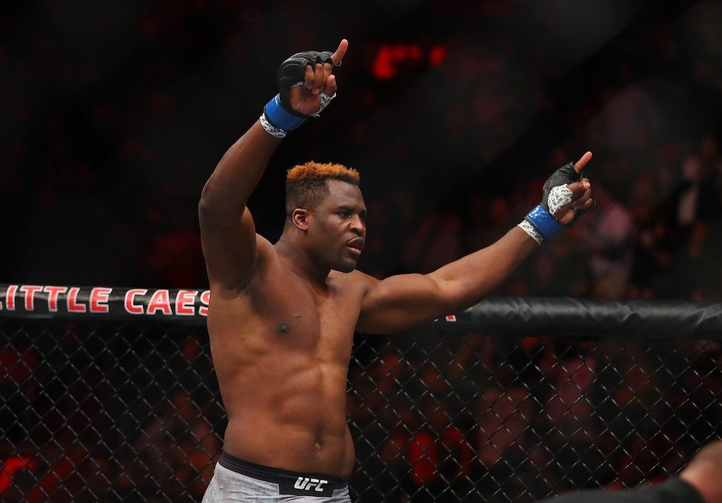 Francis Ngannou jde za svým snem. Uspal Overeema v prvním kole, teď chce zápas o titul