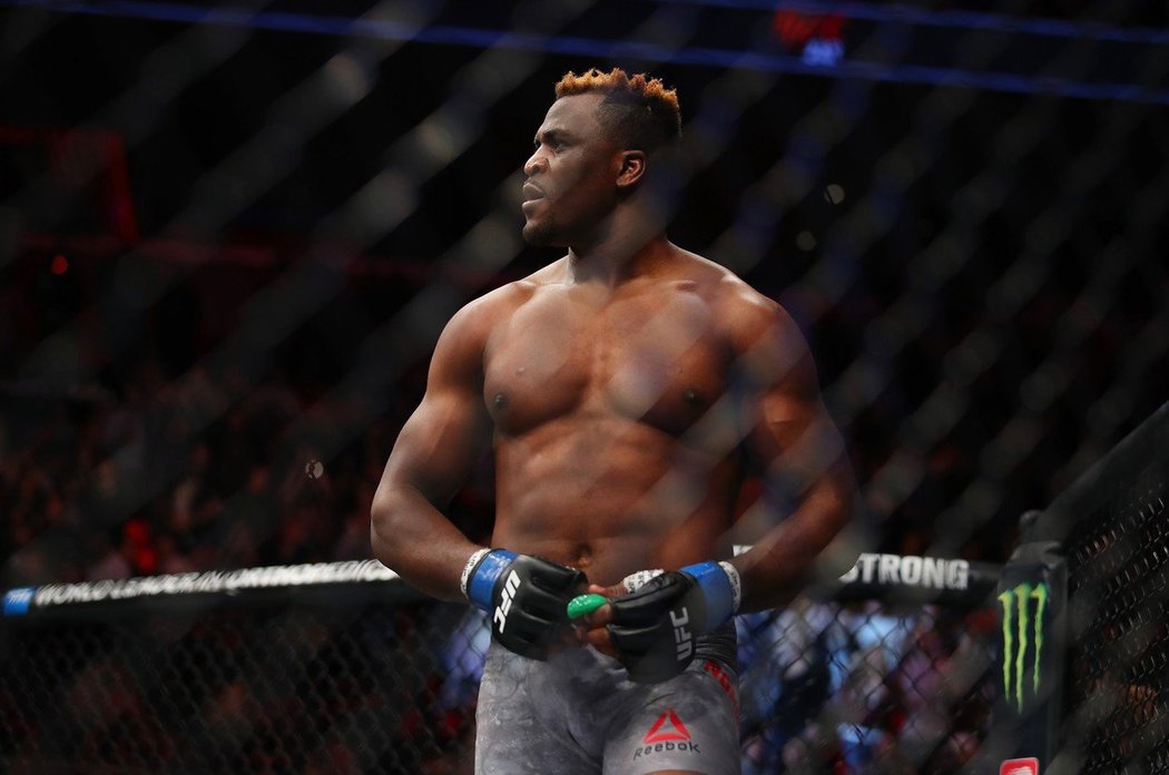 Francis Ngannou jde za svým snem. Uspal Overeema v prvním kole, teď chce zápas o titul