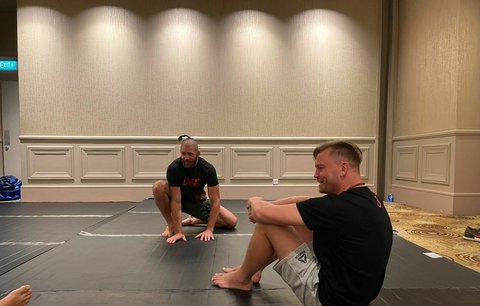 Trenér Martin Karaivanov (vpravo) se dlouhodobě podílí na přípravě nejlepšího českého zápasníka MMA Jiřího Procházky