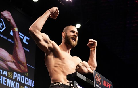 Váhový limit do 93 kilogramů s přehledem splnil český titulový vyzyvatel v UFC Jiří Procházka