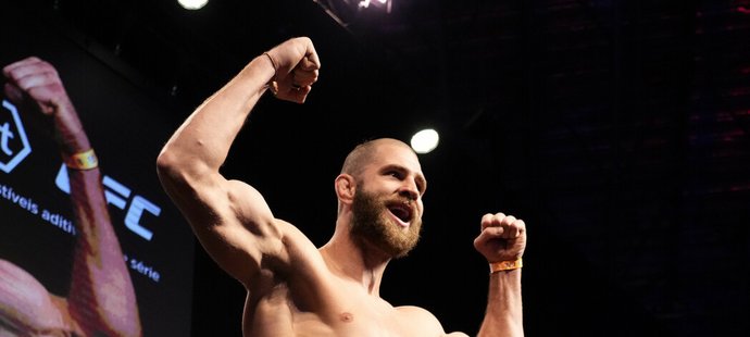 Váhový limit do 93 kilogramů s přehledem splnil český titulový vyzyvatel v UFC Jiří Procházka