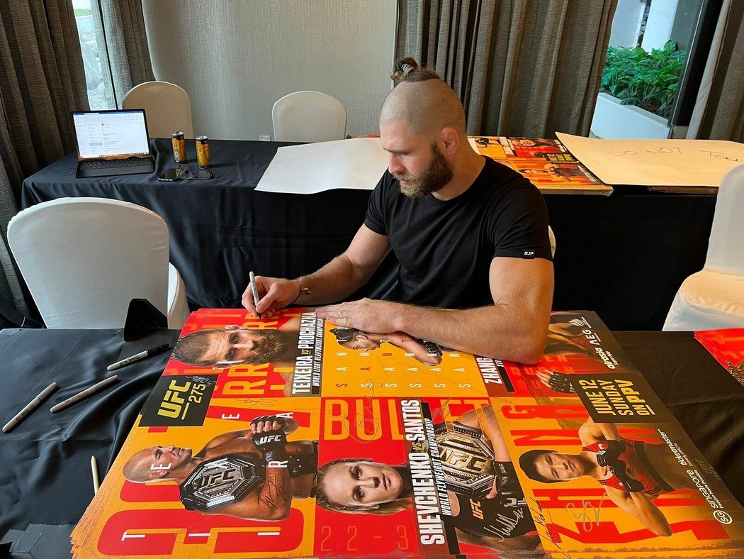 Zápasník MMA z Hostěradic podepisuje plakáty před svou titulovou bitvou