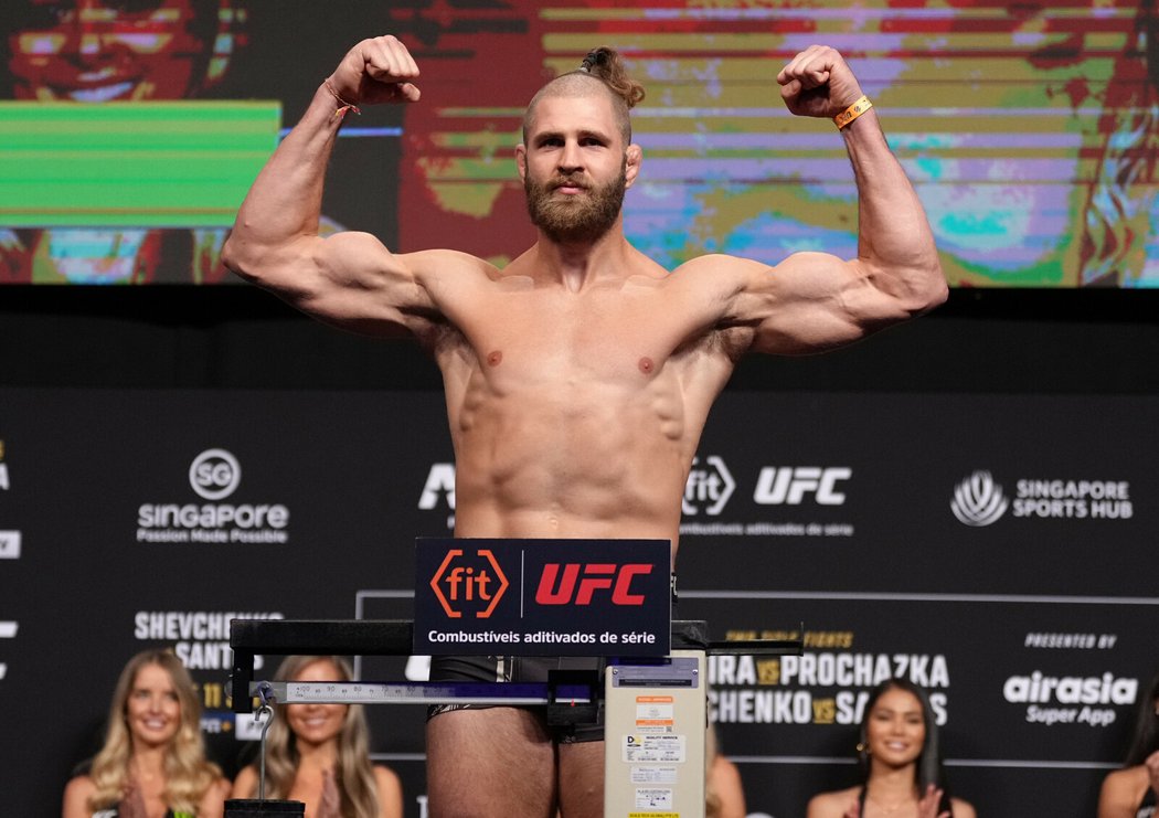 Váhový limit do 93 kilogramů s přehledem splnil český titulový vyzyvatel v UFC Jiří Procházka