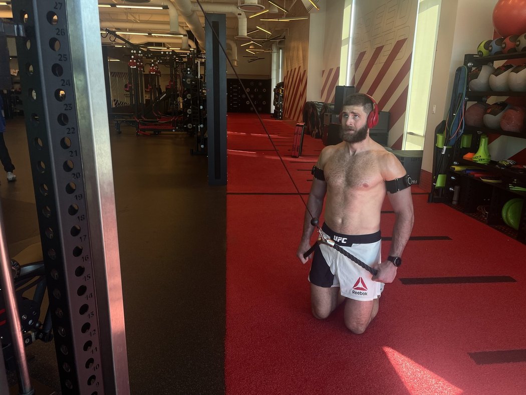 Bijec Jiří Procházka na fyzických testech v UFC Performance Institute