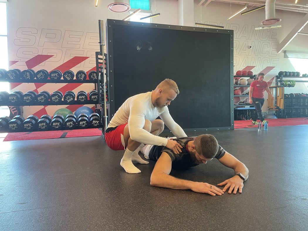 Jiří Procházka cvičí v UFC Performance Institute