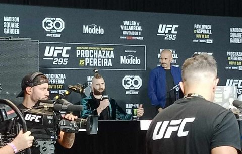 Jiří Procházka si plní další mediální povinnost před turnajem UFC 295