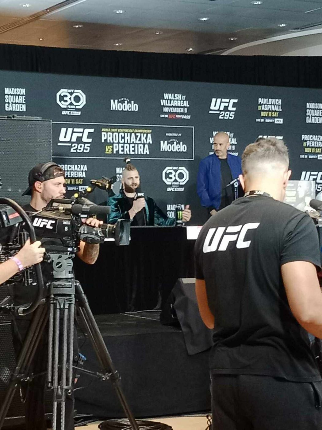 Jiří Procházka si plní další mediální povinnost před turnajem UFC 295