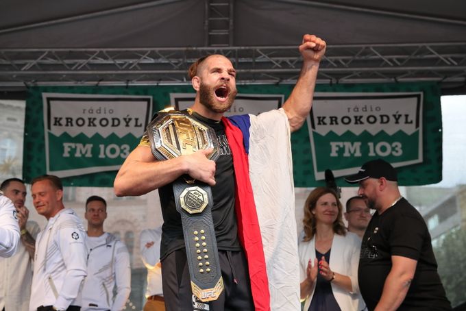Příběh Procházkovy vlajky: byla ve 2. světové válce, teď je od krve z UFC Příběh Procházkovy vlajky: byla ve 2. světové válce, teď je od krve z UFC