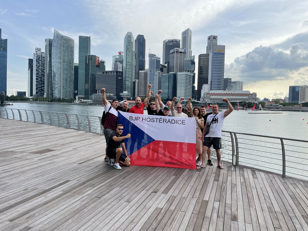 Fanouškovská skupina Jiřího Procházky v Singapuru