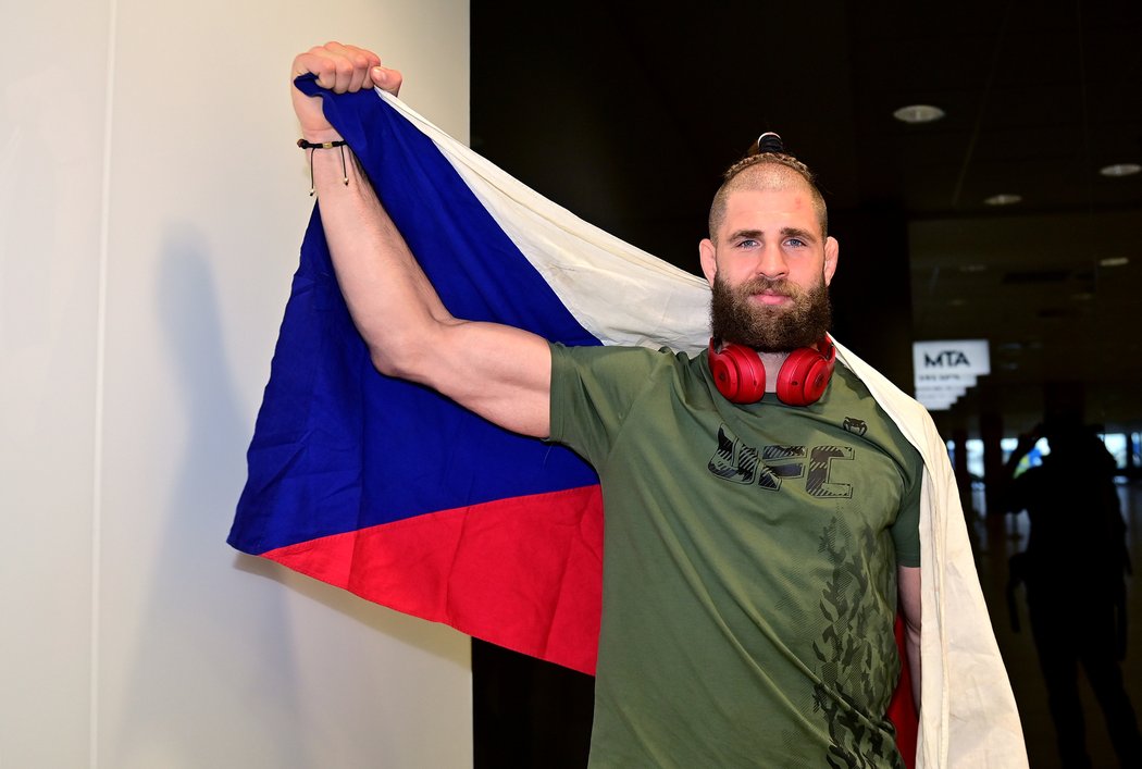 Jiří Procházka je po fantastickém představení v UFC zpátky v Praze