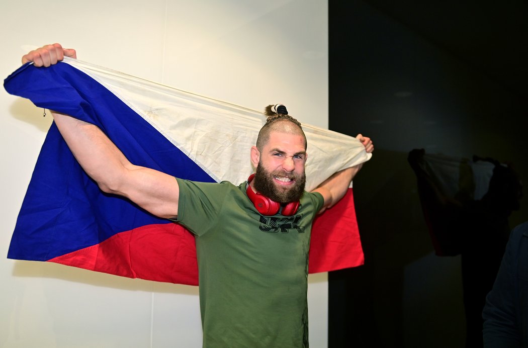 Jiří Procházka je po fantastickém představení v UFC zpátky v Praze