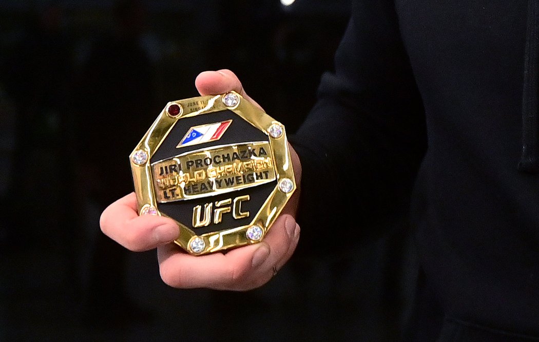 Jiří Procházka se musel vzdát titulu UFC