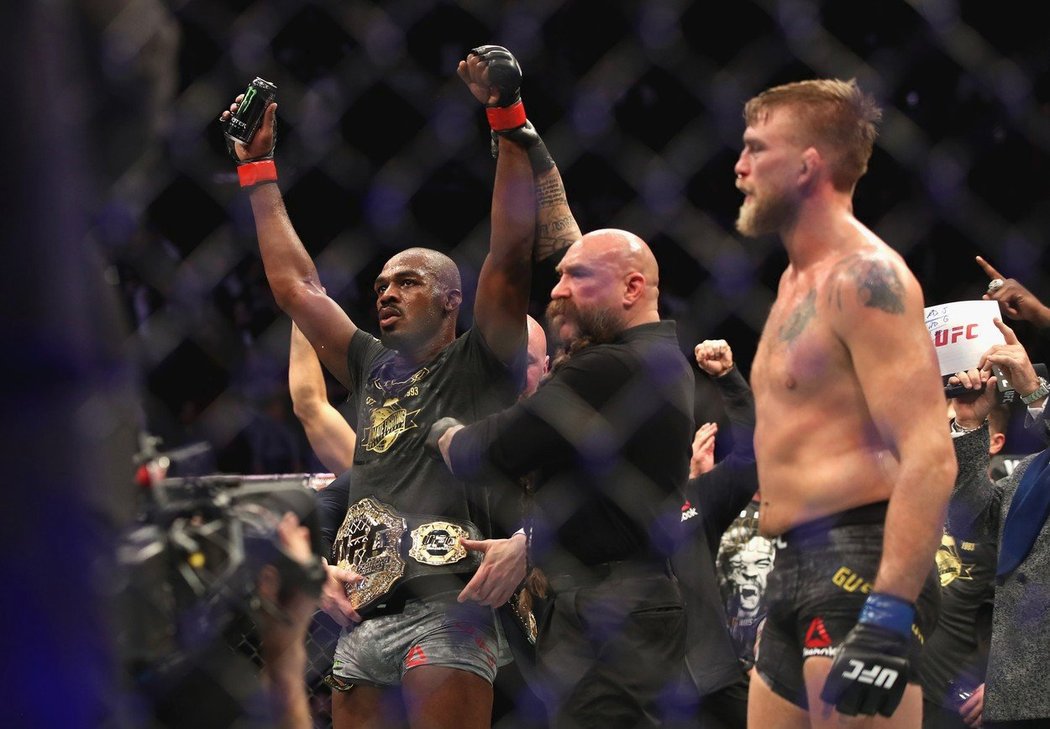 Jon Jones slaví, porazil Alexandera Gustafssona a vyhrál titul polotěžké váhy