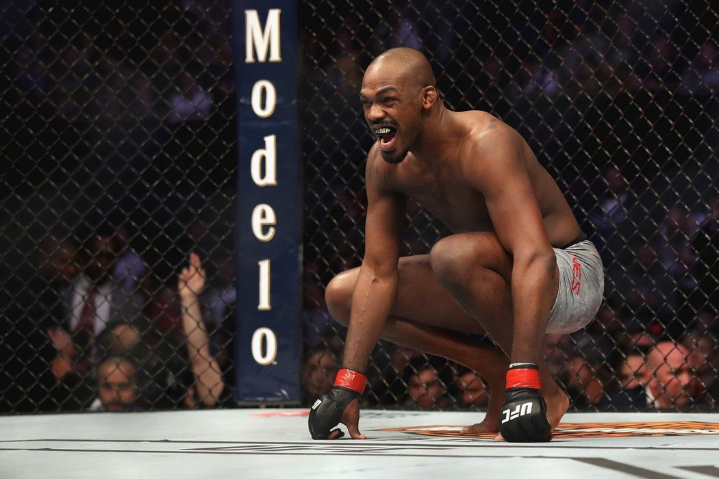 Jon Jones slaví, porazil Alexandera Gustafssona a vyhrál titul polotěžké váhy