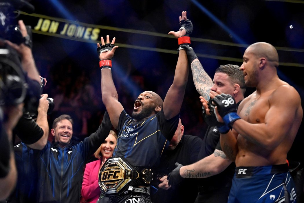 Jon Jones oslavil vítězný návrat do UFC po třech letech