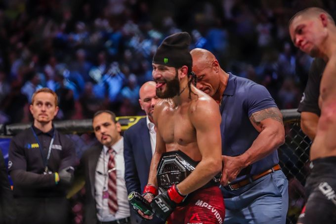 UFC změnilo plány kvůli koronaviru. Šampiona narychlo vyzve největší grázl UFC změnilo plány kvůli koronaviru. Šampiona narychlo vyzve největší grázl