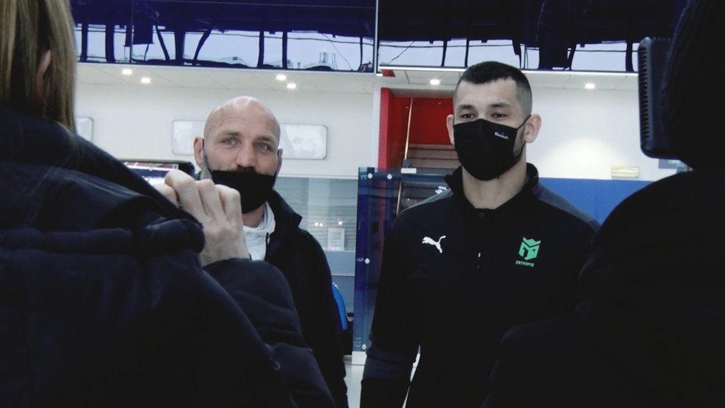 Machmud Muradov s trenéry Petrem Knížetem a Lukášem Bártou před odletem do Abú Zabí na další zápas v UFC.