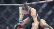 Lucie Pudilová v souboji s Joselyne Edwardsovou na UFC Fight Night v Kansasu