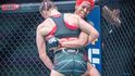 Lucie Pudilová v souboji s Joselyne Edwardsovou na UFC Fight Night v Kansasu