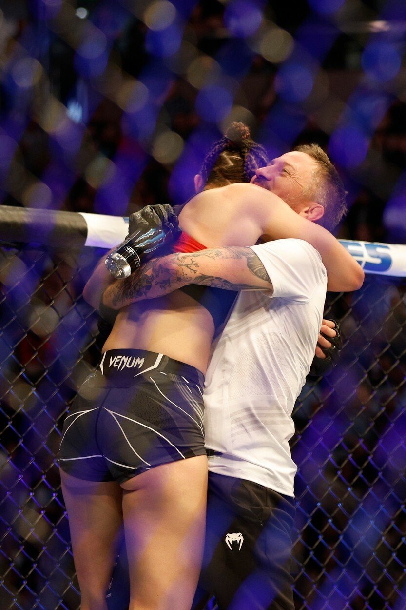 Lucie Pudilová se raduje z vítězného návratu do UFC