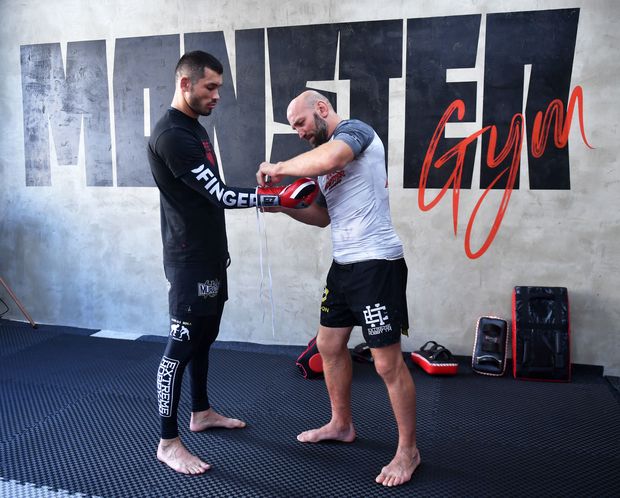 MMA zápasník Machmud Muradov s trenérem Petrem Knížetem MMA zápasník Machmud Muradov s trenérem Petrem Knížetem