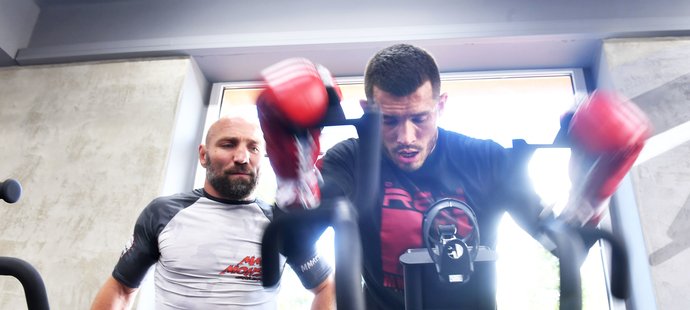 Petr "Monster" Kníže (vlevo) udílí pokyny MMA zápasníkovi Machmudu Muradovovi