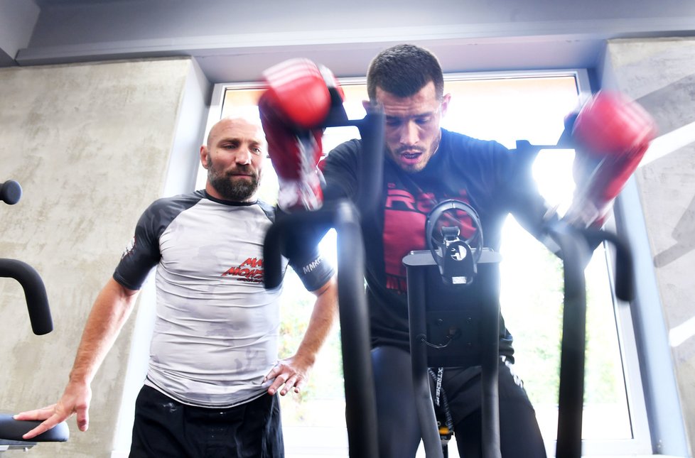 Petr &#34;Monster&#34; Kníže (vlevo) udílí pokyny MMA zápasníkovi Machmudu Muradovovi