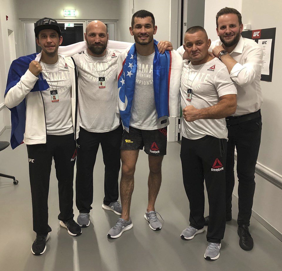 Machmud Muradov slaví vítězství. Na foto zleva: Trenéři Lukáš Bárta, Petr Kníže, Machmud Muradov, Andrzej Koscielski a Jakub Otava (kamarád a manažer)